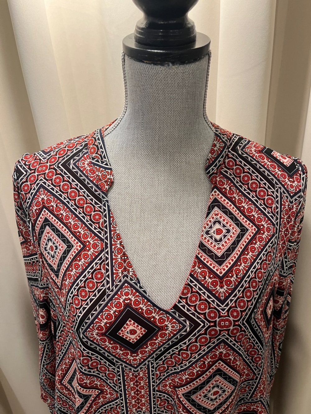MELLODAY Red and Black Geometric V-Neck Dress - Picture 2 of 4